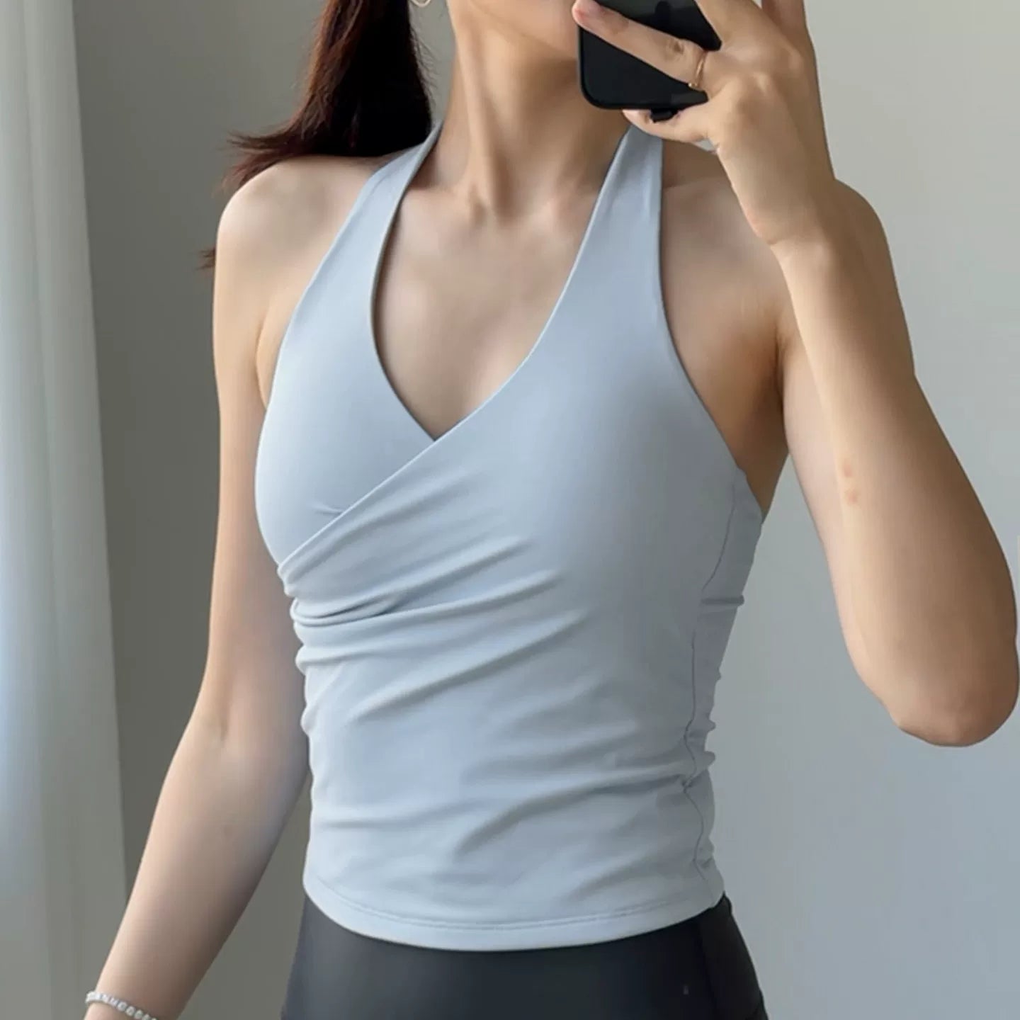 Yoyo qadınlara sinə yastığı ilə fitnes üstü ilə yay boyunlu yoqa jiletini tövsiyə edir, yan döşləri örtən idman büstqalterləri v-boyunlu asmalar