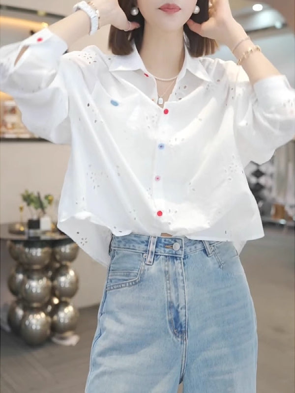 2026-cı ilin yaz/yay mövsümü üçün ideal olan, rəngarəng düymələri olan, böyük ölçülü qadın dəbli yaxalıqlı köynək. Böyük ölçülü qadınlar üçün yüngül, möhkəm tikmə ilə bəzədilmiş uzunqol köynək.