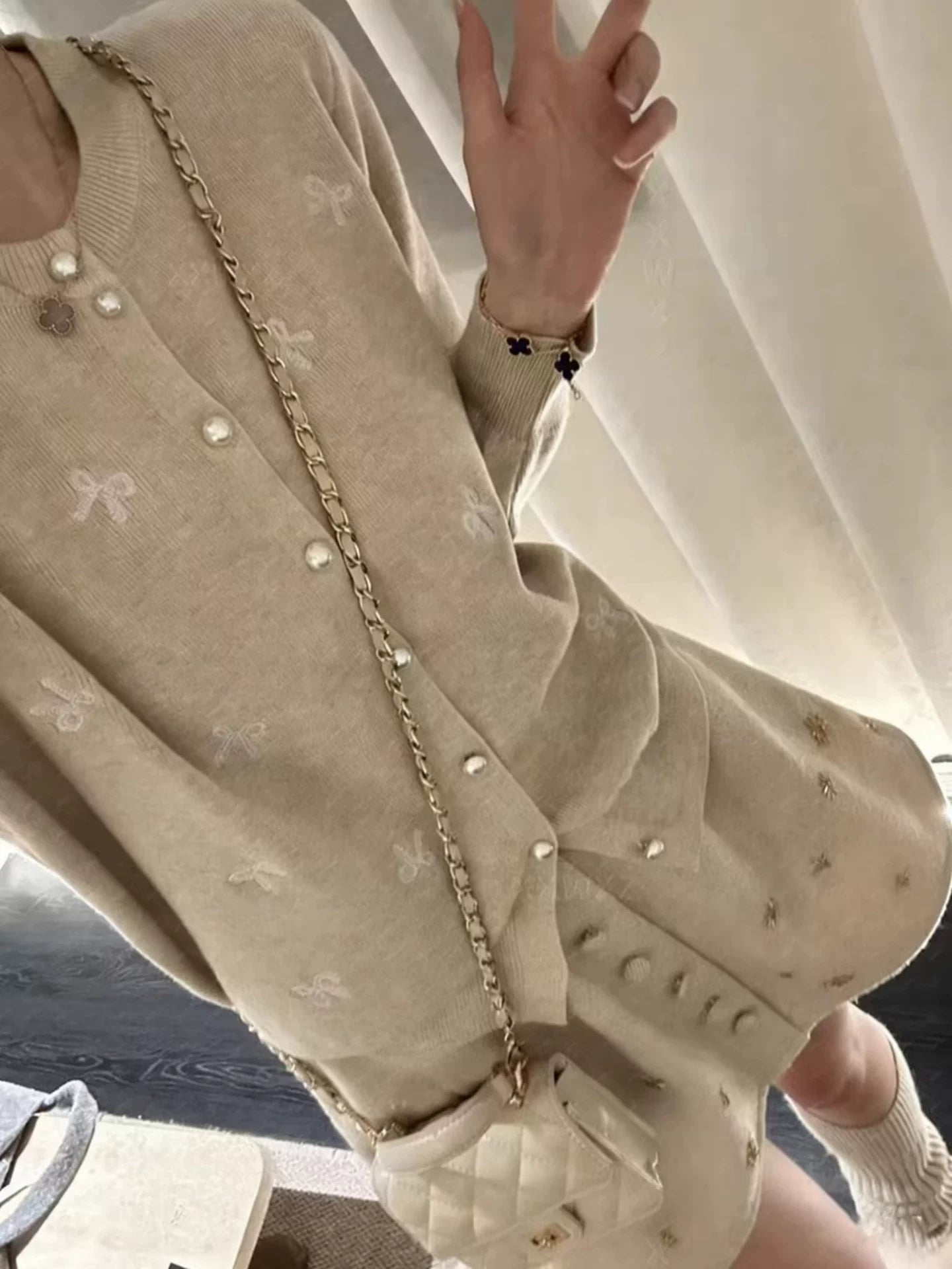 Erkən yaz Koreya üslubunda geyim: Chanel-dən ilhamlanmış yumşaq hırka və zəngin bəzəkli mini ətəkdən ibarət iki hissəli tam dəst.