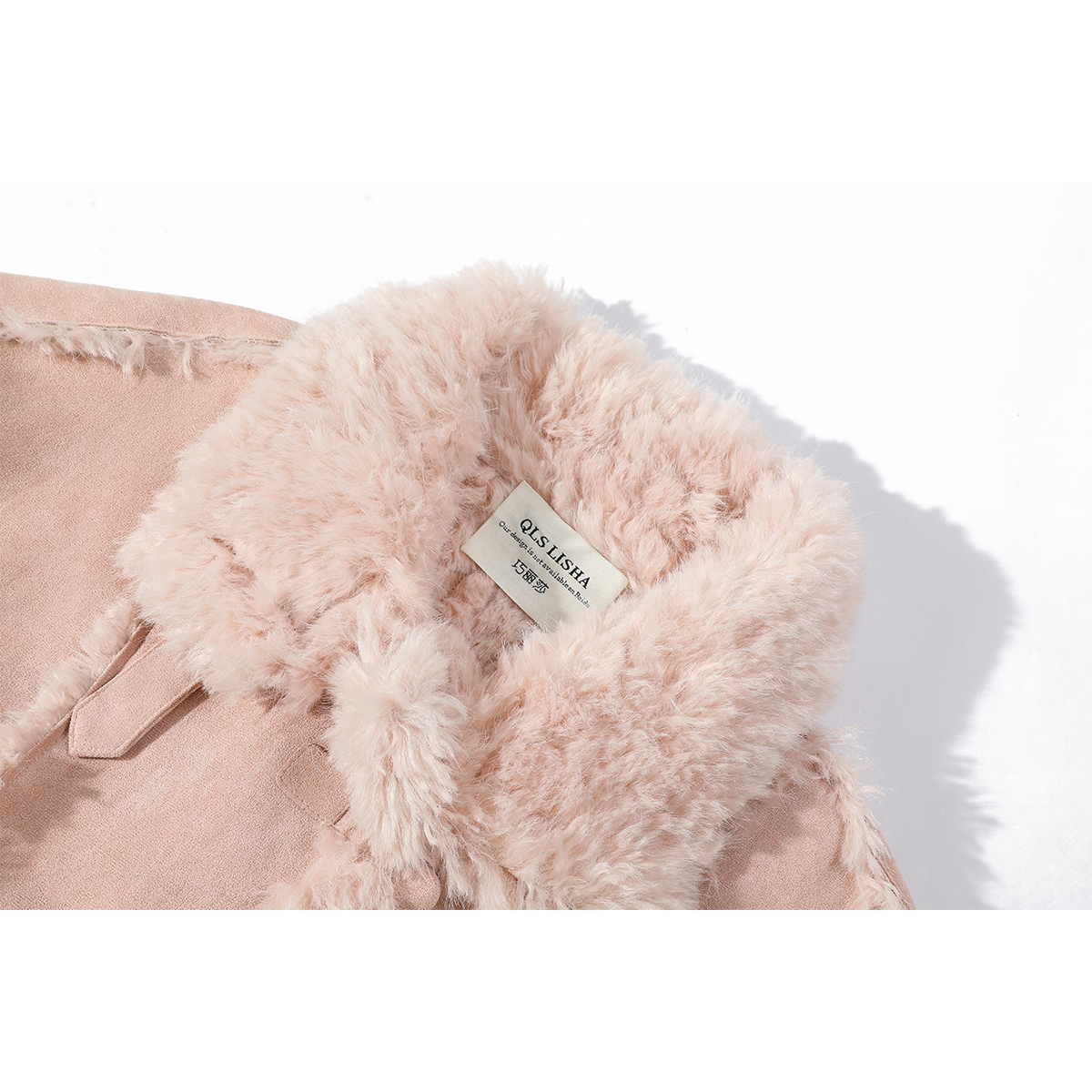 Cholisa-nın qışın əvvəlləri üçün hazırlanmış, yüksək səviyyəli bir görünüşə və qırxılmış yun bəzəklərə malik, sərin və şık qısa, qalın quzu yunundan hazırlanmış xəz palto.