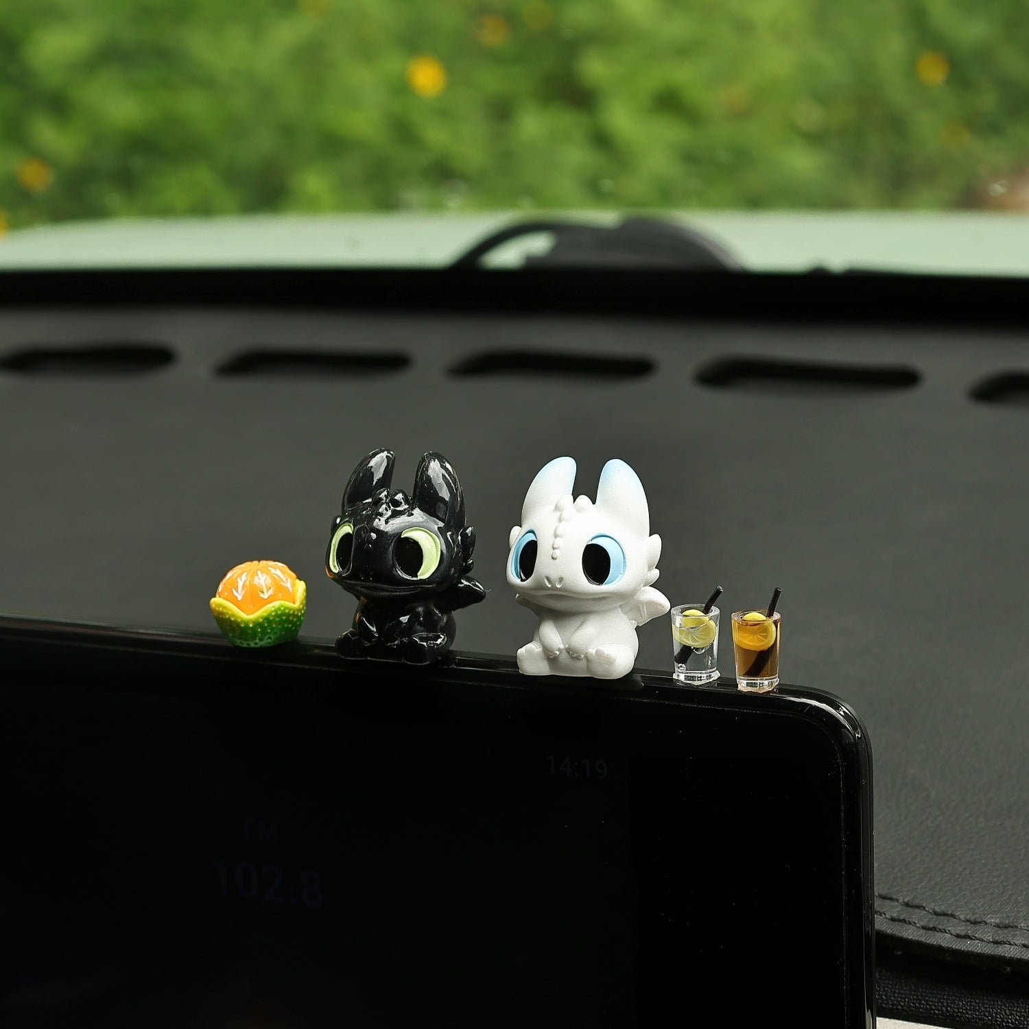 Avtomobil Aksesuarları Ağ-Qara Kiçik Uçan Əjdaha Sevimli Kukla Avtomobil Mərkəzi Konsolu Kukla Ekranı Yatan Dekorasiya