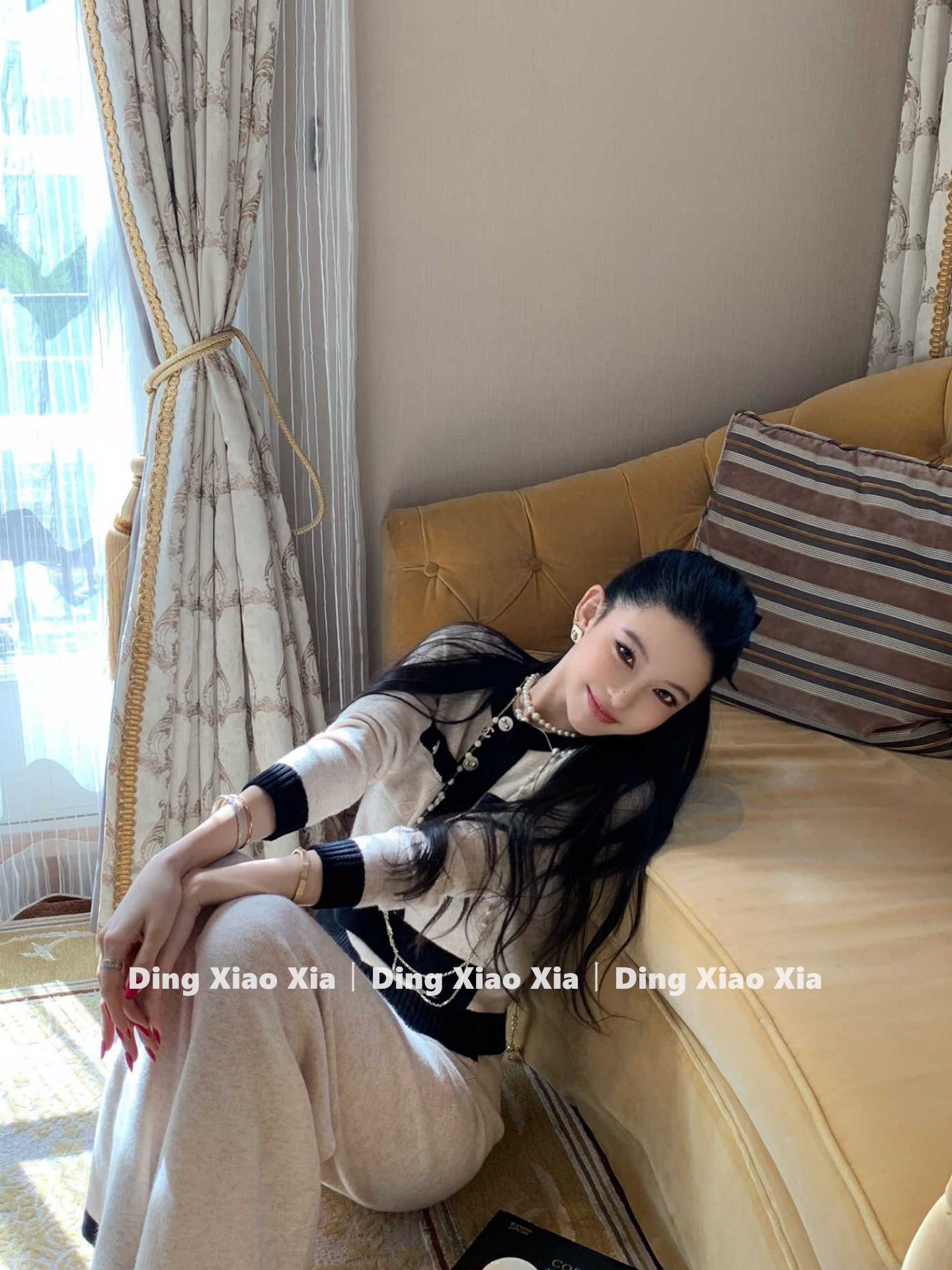 Chanel-dən ilhamlanmış rəngli dairəvi yaxalı toxunmuş hırka və yüksək belli düz ayaqlı gündəlik şalvarla birlikdə, fransız üslubunda varis qadından ilhamlanmış iki hissəli kostyum.