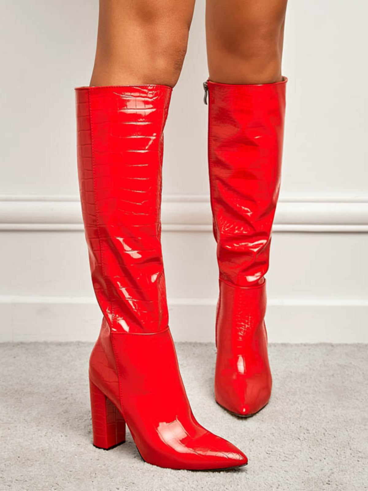 Yeni böyük ölçülü, daş naxışlı, yan fermuarlı, qalın dabanlı, düz rəngdə, qadın çəkmələri.