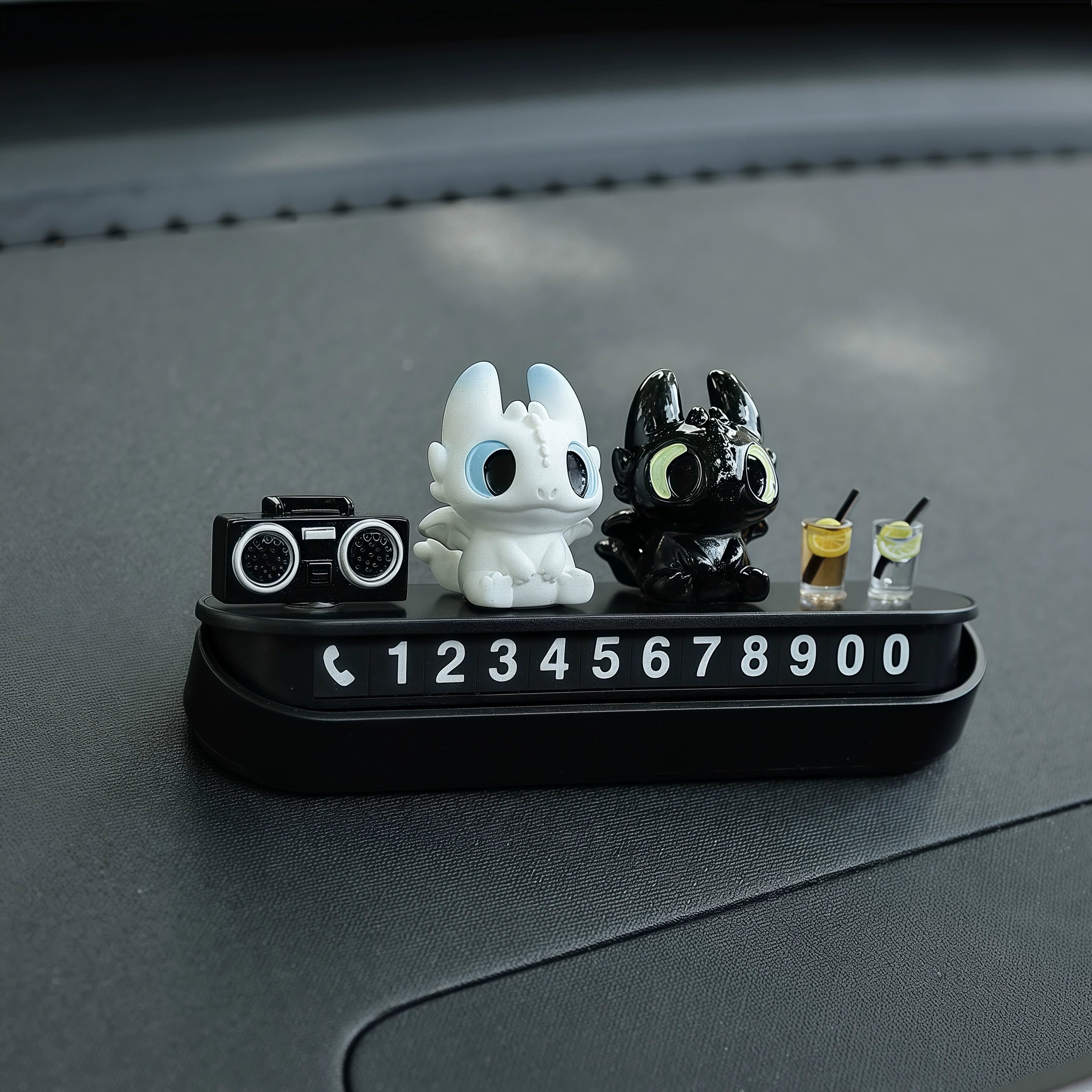 Avtomobil Aksesuarları Ağ-Qara Kiçik Uçan Əjdaha Sevimli Kukla Avtomobil Mərkəzi Konsolu Kukla Ekranı Yatan Dekorasiya