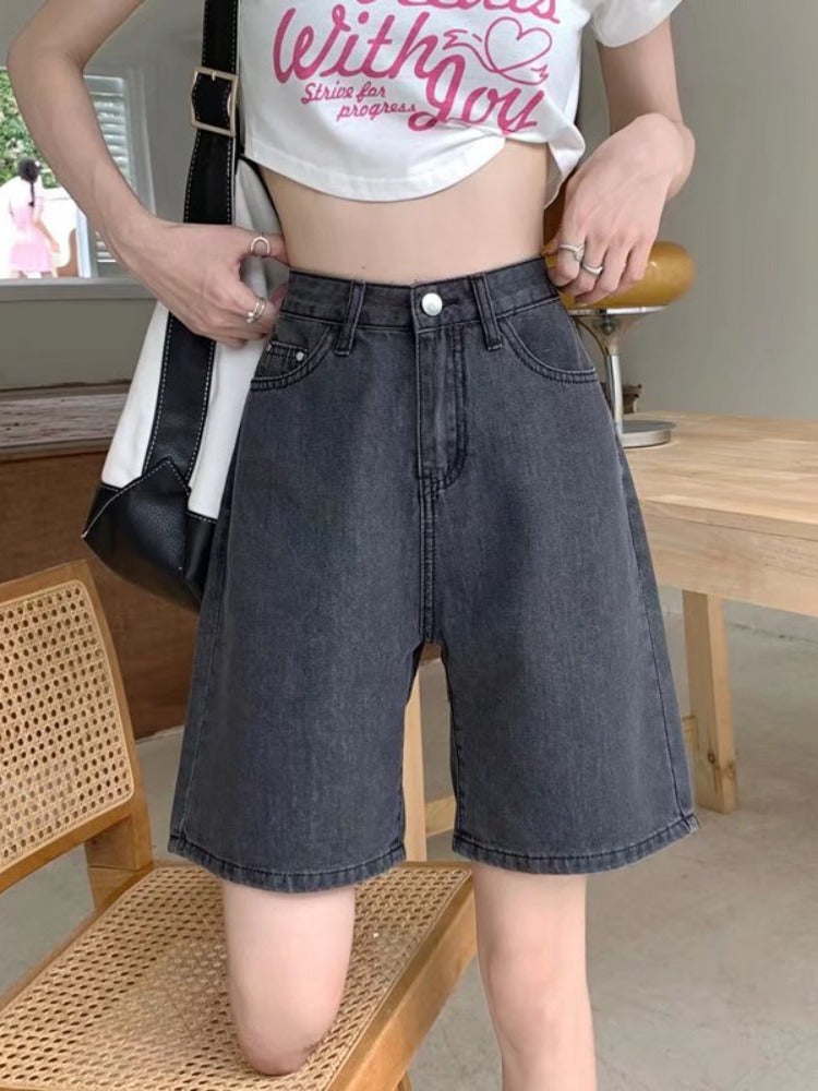 Qadınlar üçün böyük ölçülü qara qısa denim şortlar, yay üçün mükəmməl, yaraşıqlı armud formalı fiqurlar, yüksək belli, geniş bədən quruluşlu, düz ayaqlı stil.