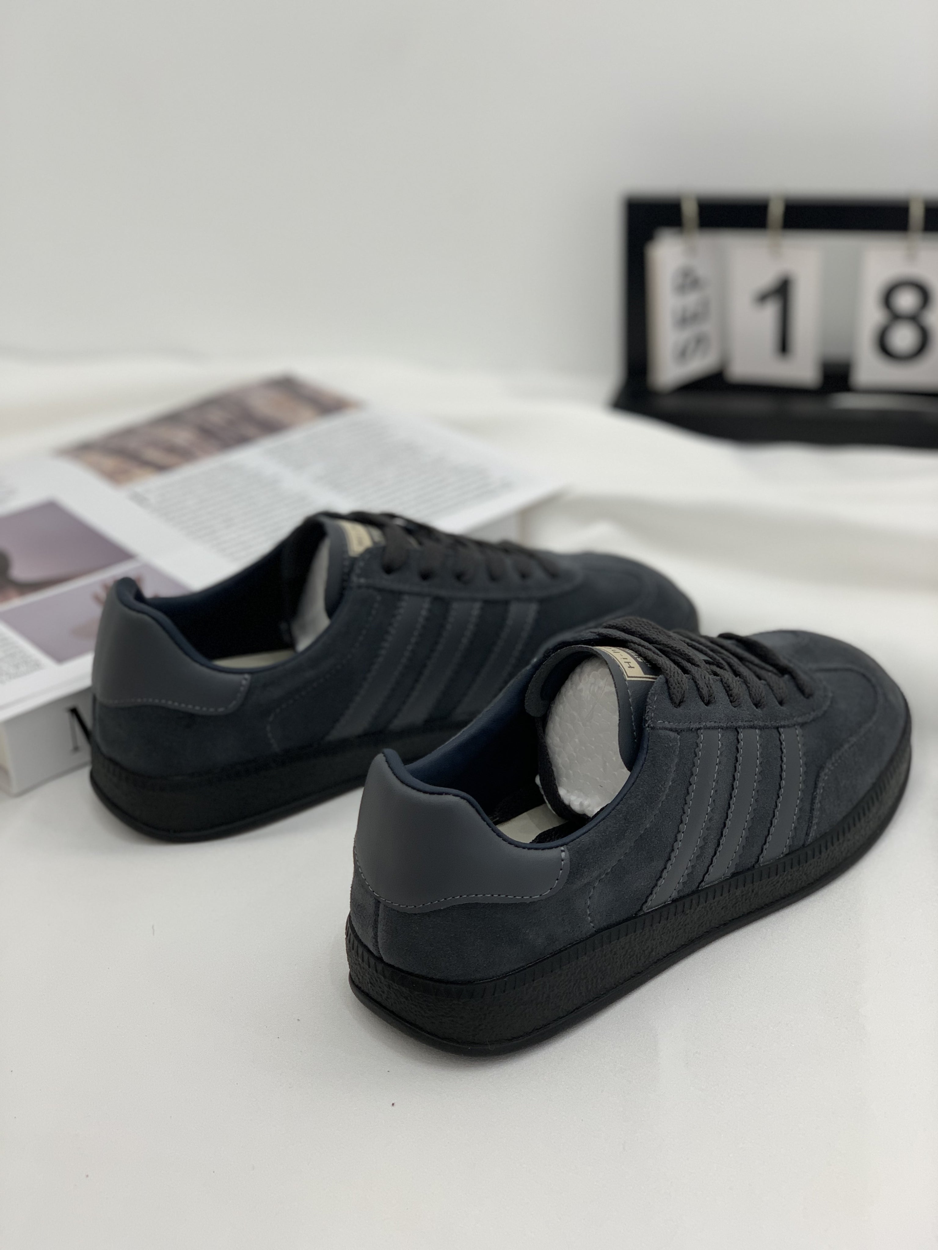 Avropa üslubunda orijinal dəri retro dumanlı boz alman idman ayaqqabıları qadın 2025 payız yeni gəlişi çox yönlü yüngül klassik təsadüfi idman ayaqqabıları