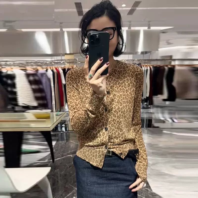 Bu, tamamilə inanılmaz bir məhsuldur! Payızın əvvəlləri üçün yüksək səviyyəli Avropa üslubunda dairəvi yaxalı, tək sinəli, bəbir naxışlı uzunqol köynək, qadınlar üçün idealdır.