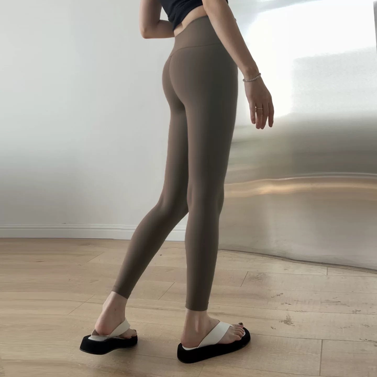 Yoyo fitnes şalvarları, şaftalı butt yoqa şalvarları, qadınların payız və qış məxmər məşq şalvarları, yüksək bel omba qaldıran Pilates şalvarlarını tövsiyə edir