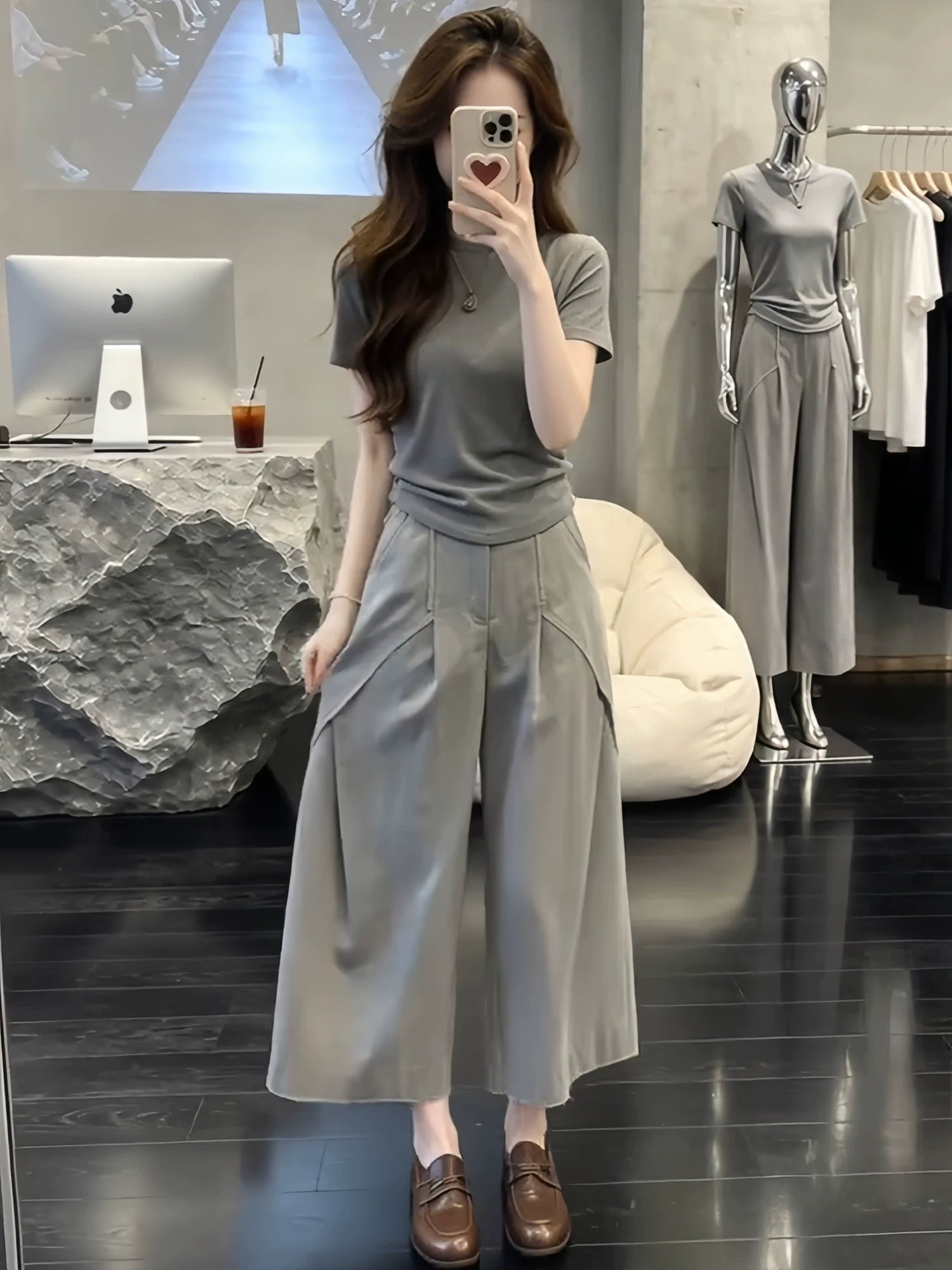 Qadınlar üçün Koreya minimalist üslublu kostyum 2026 yay yeni incə fit qısaqol köynək büzməli enli şalvar iki hissəli dəst