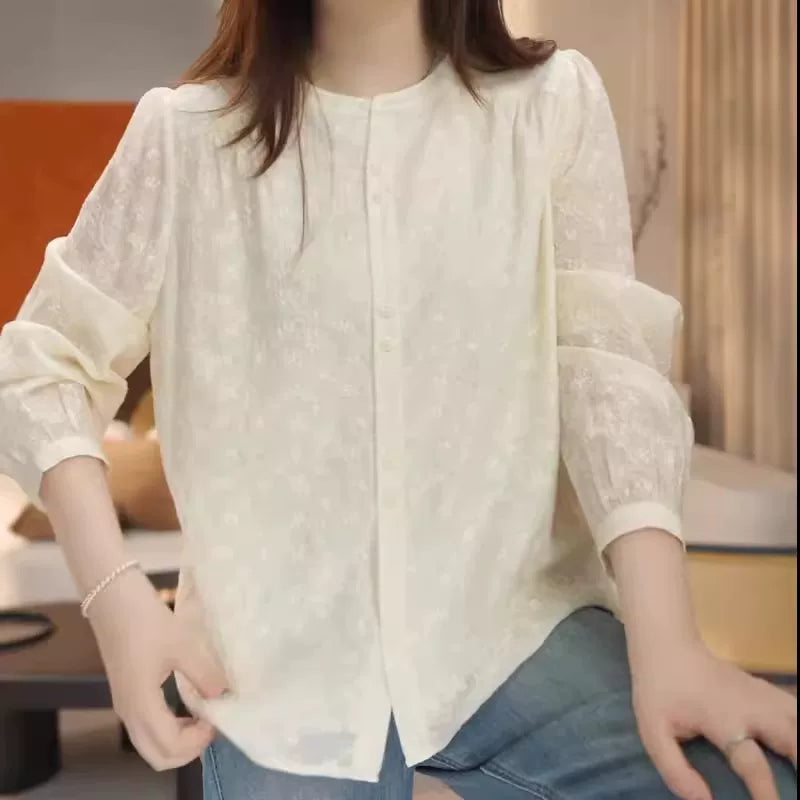 2026-cı ilin yazı üçün mükəmməl olan, böyük ölçülü, şık, gənclik üçün tikmə ilə bəzədilmiş uzunqollu köynək. Boş formada, unikal və gözəl.