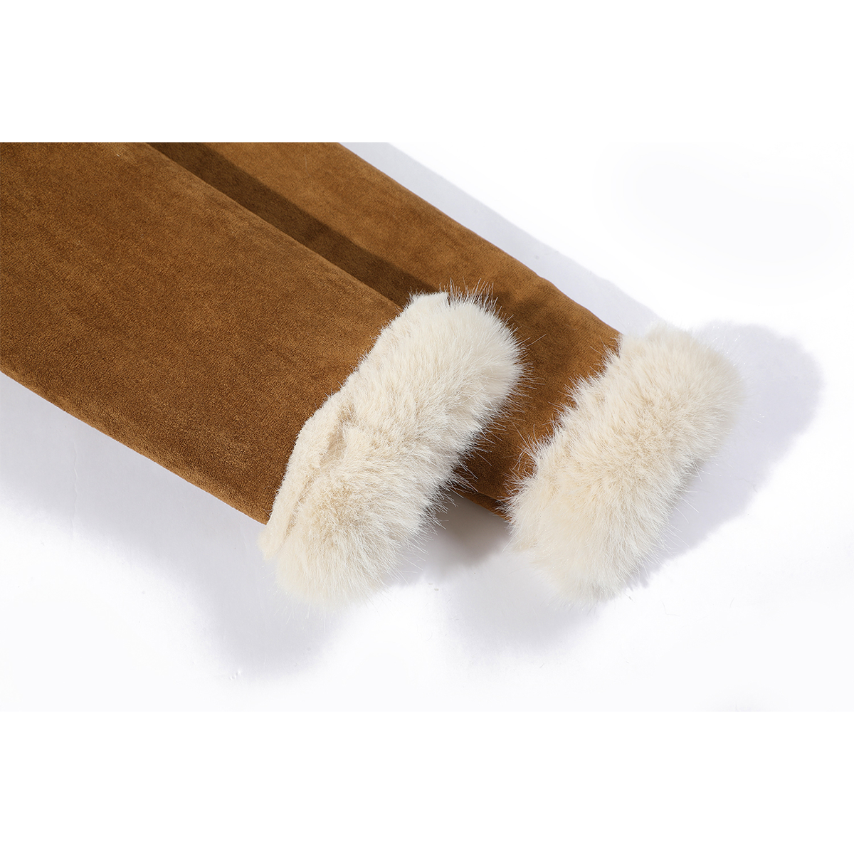 Cholisa-nın payız və qış üçün şık zamşa və quzu dərisindən hazırlanmış paltosu qısa, qalın və çox cəlbedici bir tərzdir.