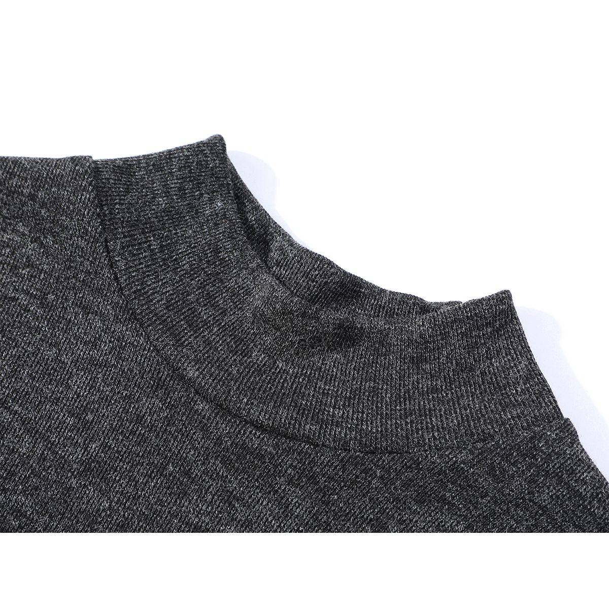 Cholisa-nın zərif Hepburn üslubunda toxunmuş yamaqlı don, hündür yaxa və uyğun siluetə malik olmaqla, erkən yaz üçün zəriflik hissi yaradır.