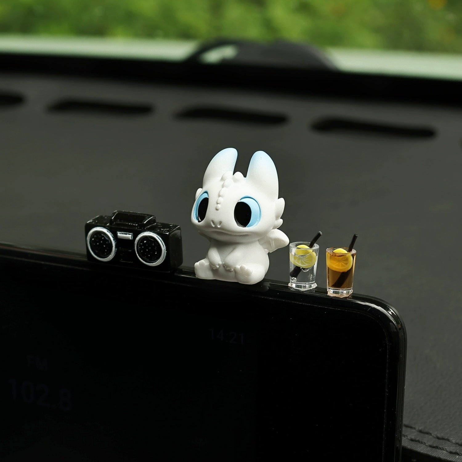 Avtomobil Aksesuarları Ağ-Qara Kiçik Uçan Əjdaha Sevimli Kukla Avtomobil Mərkəzi Konsolu Kukla Ekranı Yatan Dekorasiya