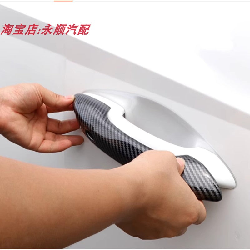 2021-2023-cü illər üçün nəzərdə tutulmuş beşinci nəsil Tucson L modifikasiya olunmuş panjurlu təkər tağlarının cızıq əleyhinə zolaqlarına və kuzov dekorativ parlaq zolaqlarına tətbiq olunur.