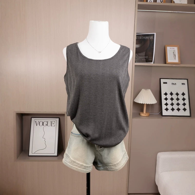 Böyük ölçülü qadın dairəvi yaxalı qolsuz mayka, yeni yay üslubunda, arıqladıcı və geniş formada, çöldə geyinmək üçün idealdır.