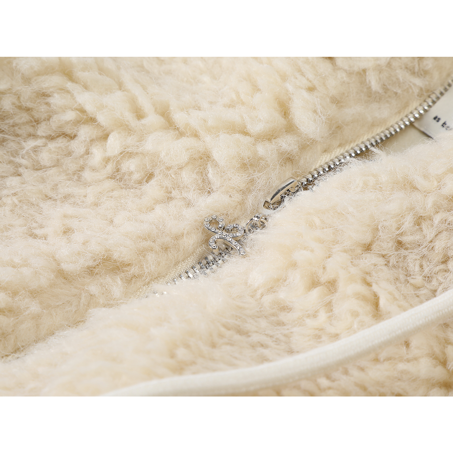 Cholisa Trikotaj Yamaqlı Başlıqlı Xəz Palto Qadınlar üçün 2025-ci ilin Qış Yeni Modeli Yun Astarlı Qalın Qısa Top