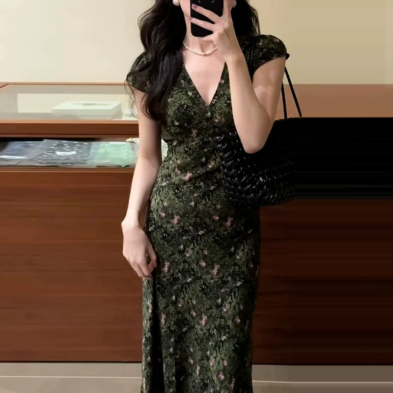 2025-ci ilin yayı üçün yeni dəbli məhsul olan qadınlar üçün fransız üslubunda yaşıl retro çiçəkli don, bu ilin dəbli yüksək səviyyəli, uyğun bel ölçülü maksi don.