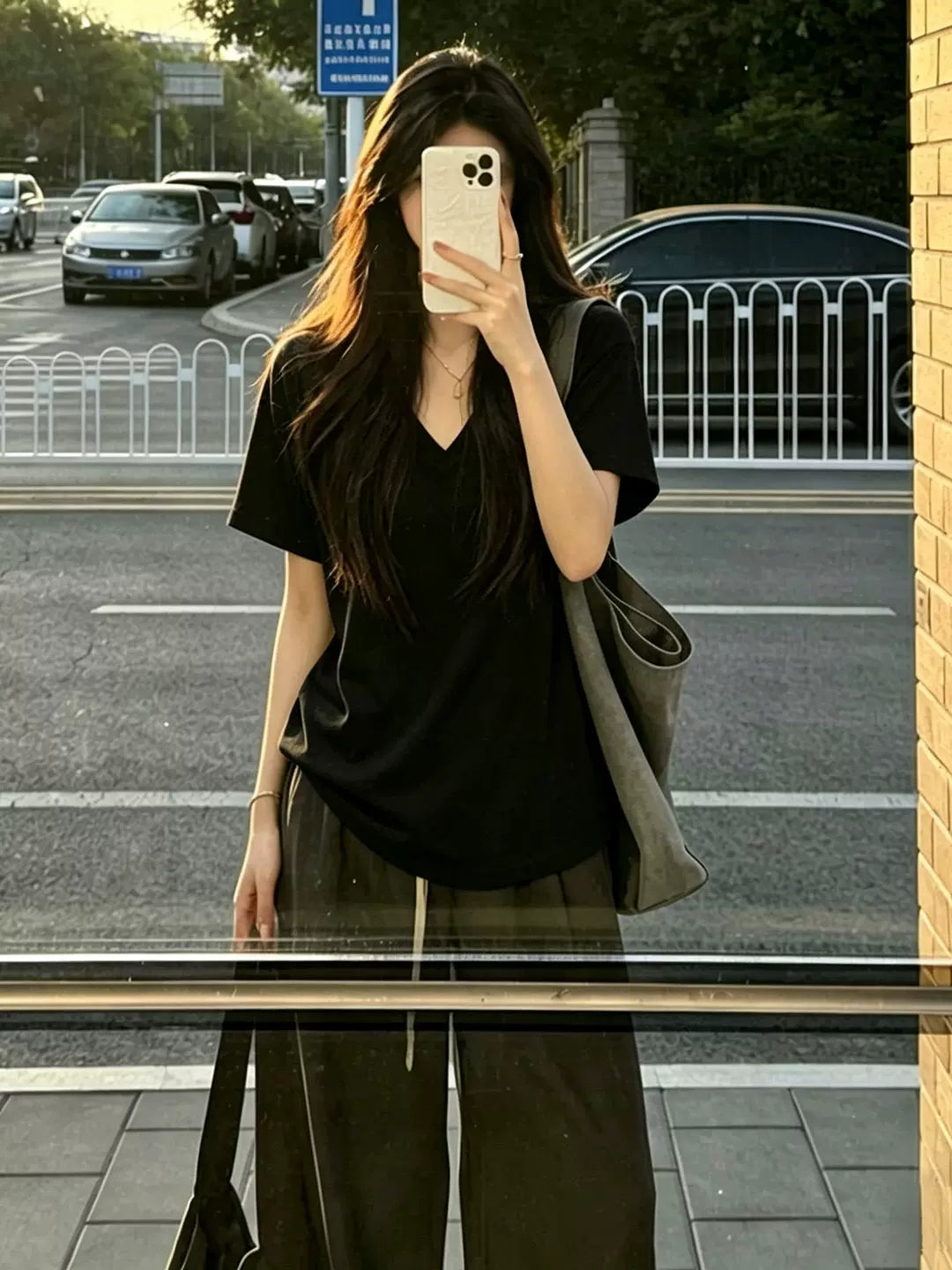 Sağ çiyinli V-yaxa düz rəngli qısaqol köynək Yay Koreya üslubunda boş nazik yarımqol top sadə çox yönlü təsadüfi köynək