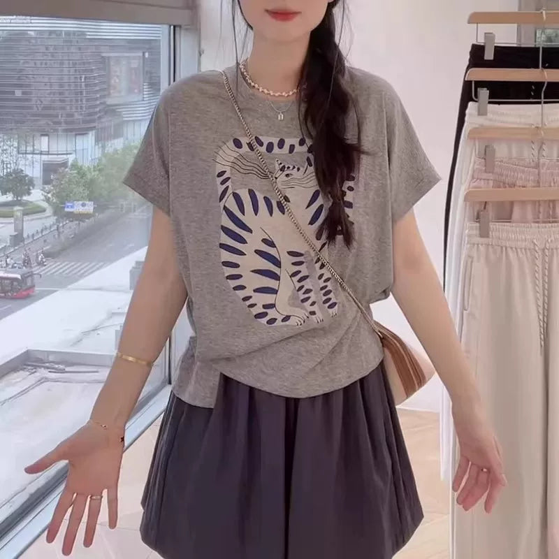 Böyük ölçülü qadınlar üçün təmiz pambıqdan hazırlanmış pişik naxışlı qısaqol futbolka, yay üçün yan düyməli, belini sıxan futbolka, çoxfunksiyalı və arıqladıcı köynək.