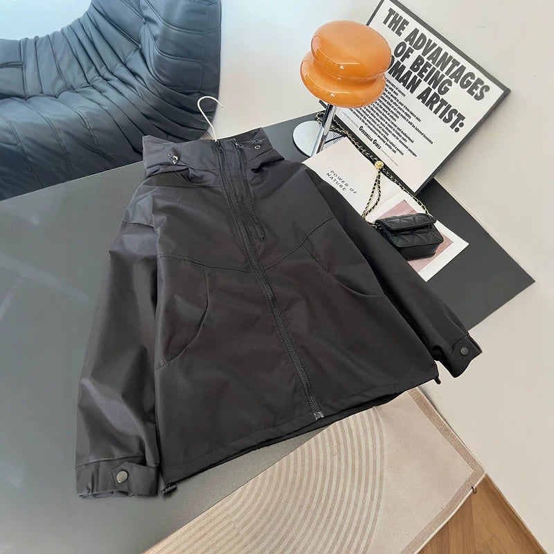 Yüksək keyfiyyətli qadın küləkdən qoruyucu gödəkçə, 2026-cı ilin yaz ayı, böyük ölçüdə, geniş formada, gənc, kapşonlu, şık gödəkçə.