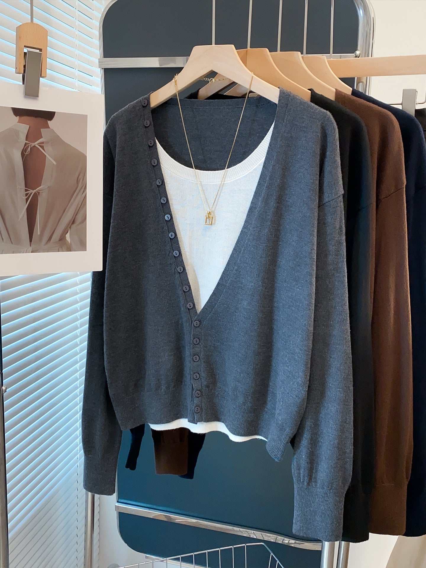 Round collar knitted cardigan, faux two-piece set, 2025 autumn and winter new fashion, loose fit, fashionable sweater, women's sweater.