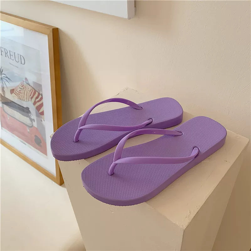 Flip-floplar yay modası yeni ev qapalı istirahət üçün düz sürüşməyən tətil üçün qadınlar üçün çimərlik flip-flopları