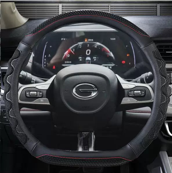 GAC Trumpchi GS4 MAX üçün uyğun olan bu, avtomobil modifikasiyası üçün hazırlanmış yeni EMKOO sükan örtüyüdür.