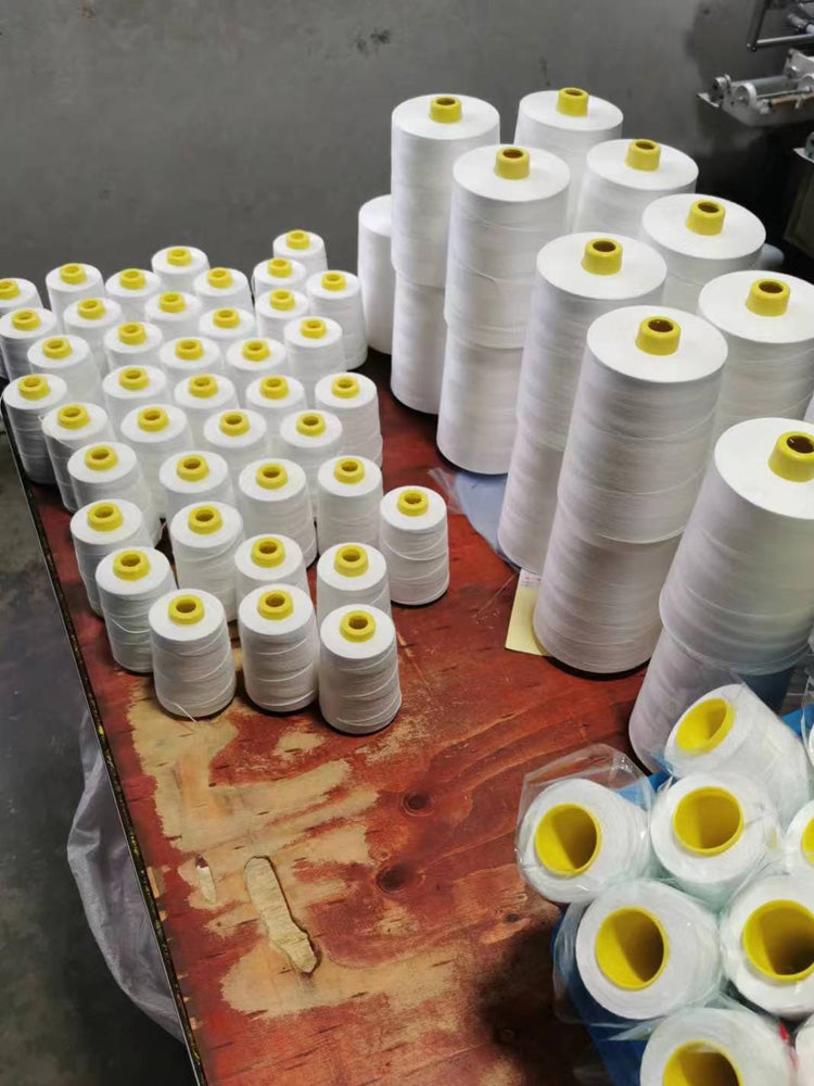 Lafeng markalı yüksək sürətli polyester tikiş ipi 20S/2 orta qalın sap böyük rulon baqaj sapı tikiş maşını ipi 202 ağ sap