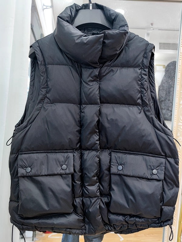 Qadınlar üçün böyük ölçülü, boş formalı, puflu gödəkçə/jilet, 2026-cı ilin payız/qış mövsümünün yeni üslubunda, böyük ölçülü qadınlar üçün dəbli və çoxfunksiyalı qolsuz puflu gödəkçə.