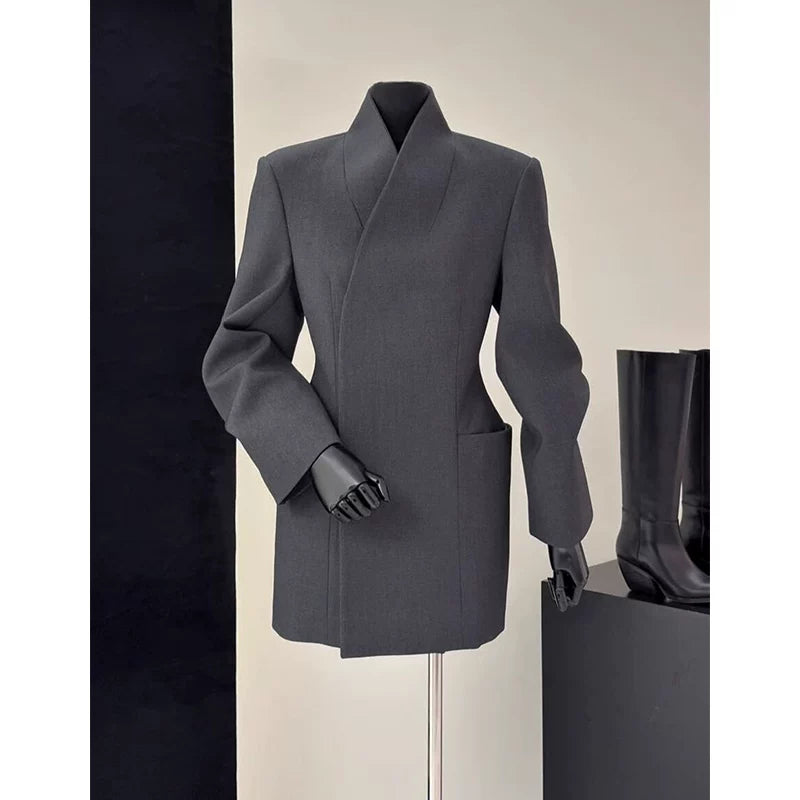 Qışın əvvəlləri üçün Hepburn üslubunda hazırlanmış möhtəşəm qara rəngli dayaq yaxalı blazer, incə bədənli qadınlar və peşəkar səyahətlər üçün idealdır.