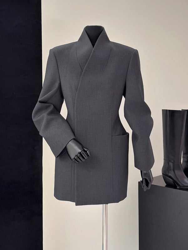 Qışın əvvəlləri üçün Hepburn üslubunda hazırlanmış möhtəşəm qara rəngli dayaq yaxalı blazer, incə bədənli qadınlar və peşəkar səyahətlər üçün idealdır.