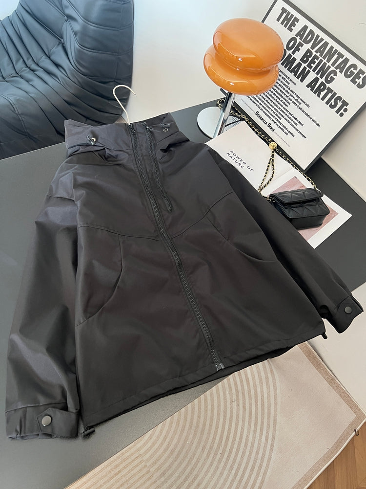 Yüksək keyfiyyətli qadın küləkdən qoruyucu gödəkçə, 2026-cı ilin yaz ayı, böyük ölçüdə, geniş formada, gənc, kapşonlu, şık gödəkçə.