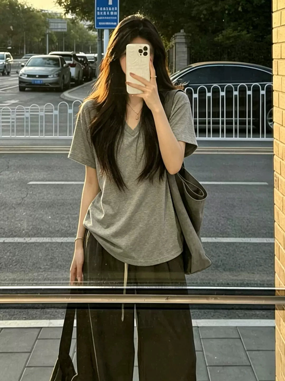 Sağ çiyinli V-yaxa düz rəngli qısaqol köynək Yay Koreya üslubunda boş nazik yarımqol top sadə çox yönlü təsadüfi köynək