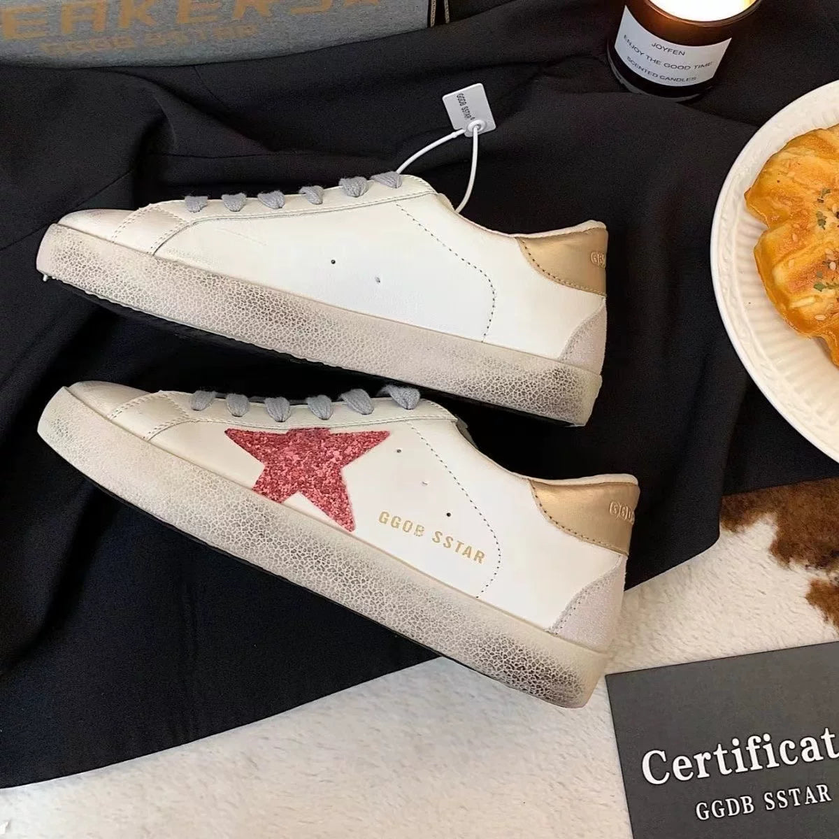 Qış üçün yun astarlı Koreya üslubunda dəbli, zədələnmiş dəri qadın orijinal dəri, zədələnmiş ulduzlu düz idman ayaqqabıları, retro ağ idman ayaqqabıları, çirkli idman ayaqqabıları