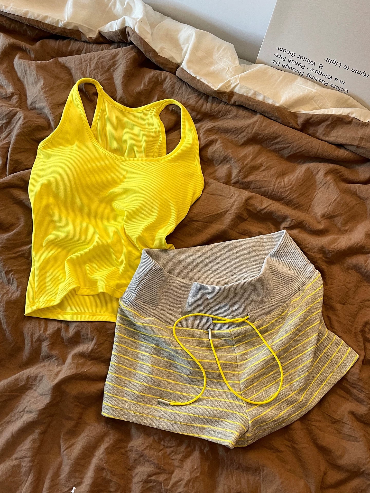 Qadınlar üçün sinə yastıqları olan dopamin sarı qayışlı pijama 2026 yay yeni zolaqlı nazik şort ev paltarı dəsti