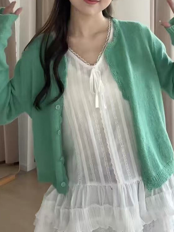 Ağ köynəyin üzərinə qatlanmış, böyük ölçülü, krujeva, çoxmərtəbəli ətəkli qolsuz, yaz üçün don, böyük ölçülü qadınlar üçün idealdır.