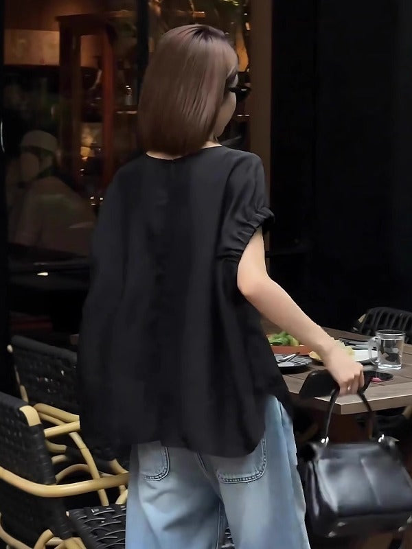 Qara qısaqol, arxa düyməli köynək, böyük ölçülü qadınlar üçün uyğundur, yay üçün idealdır. İncə, geniş, şık və zərif.