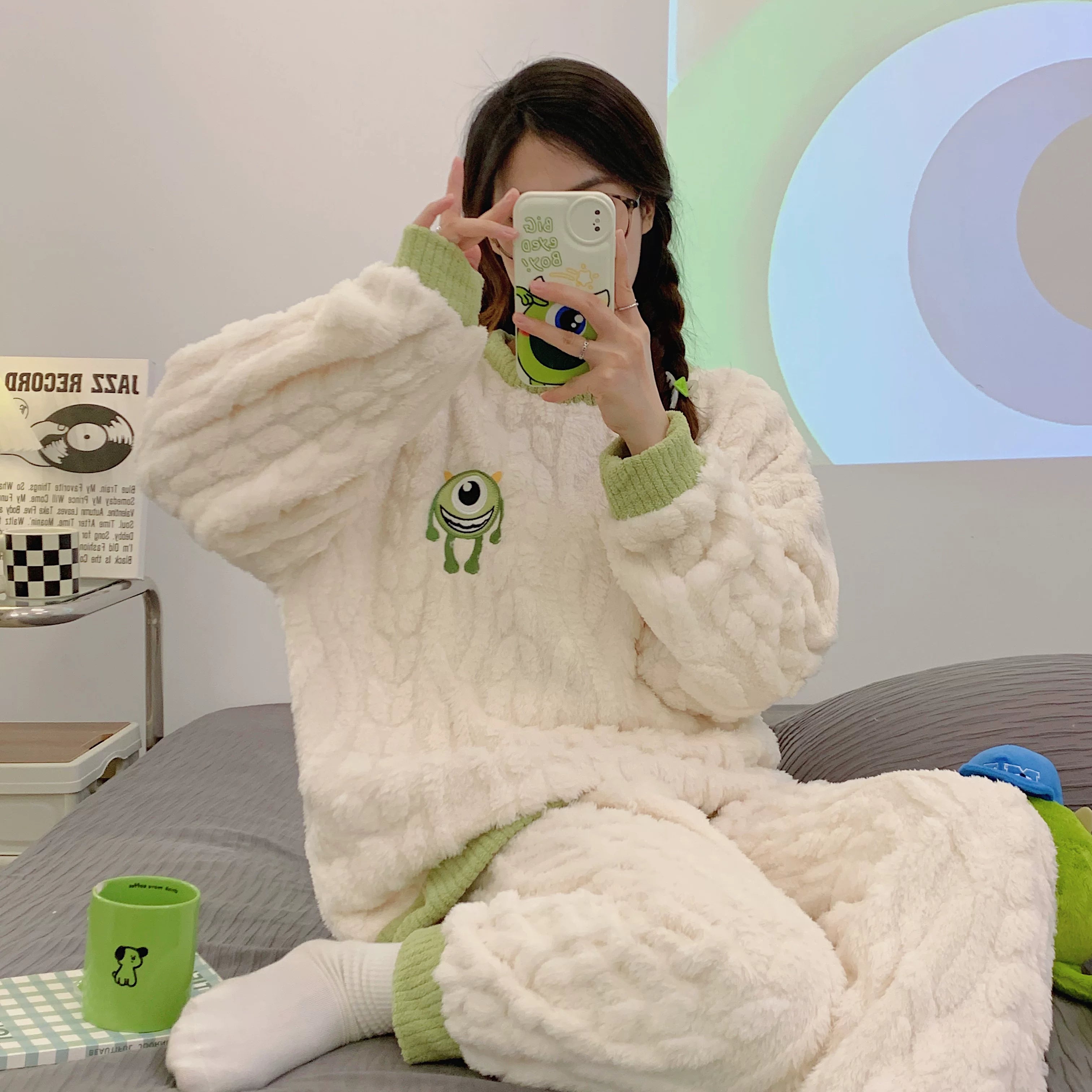 Cizgi filmi boz və qara pişik qış yeni mərcan yunlu pijama qadın yun astarlı və qalınlaşmış tələbə flanel ev geyimi xarici geyimlər