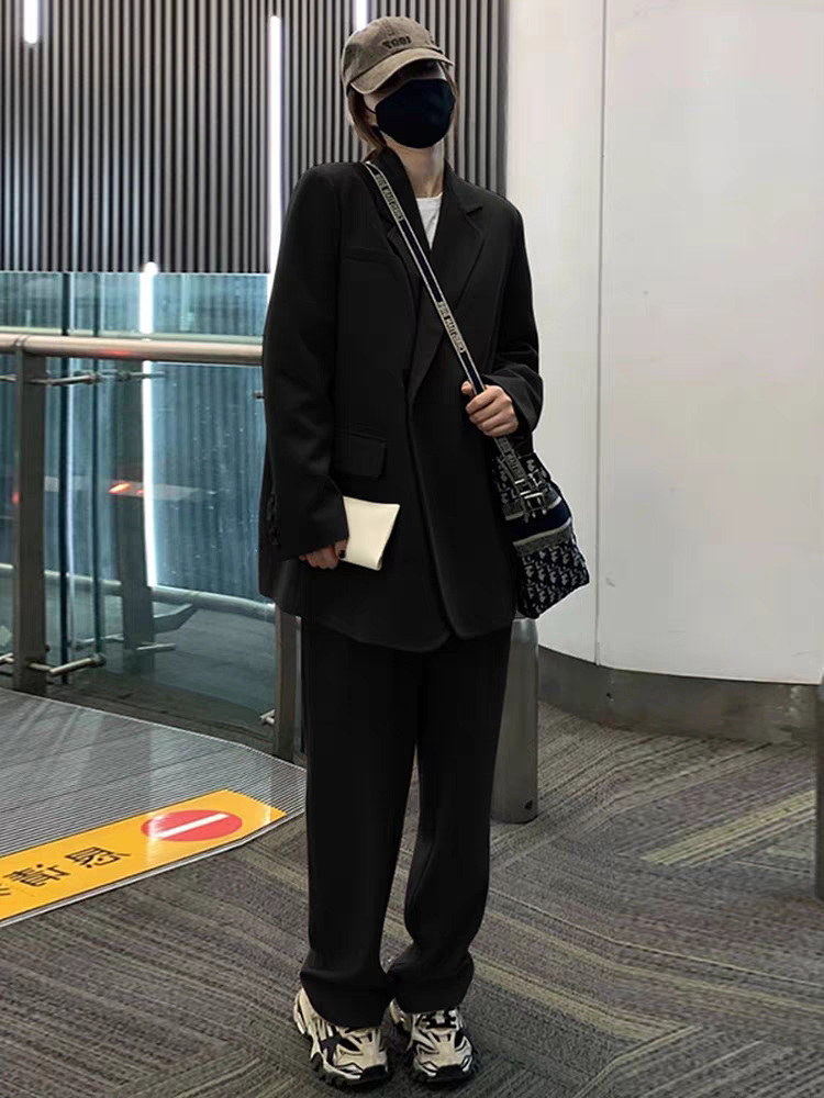 A high-end women's fall fashion two-piece sportswear set consisting of a blazer, wide-leg pants, and a casual style.