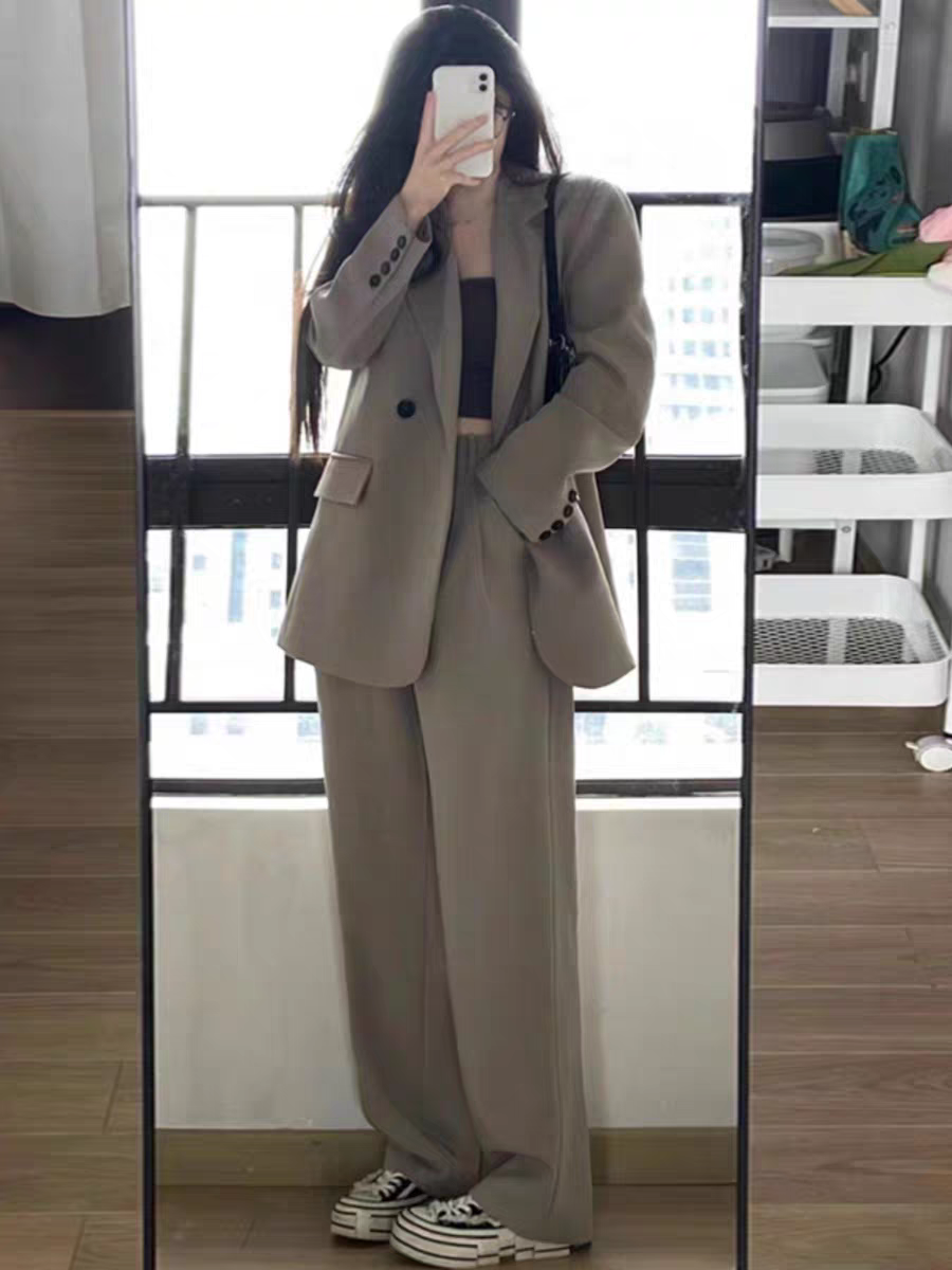 A high-end women's fall fashion two-piece sportswear set consisting of a blazer, wide-leg pants, and a casual style.
