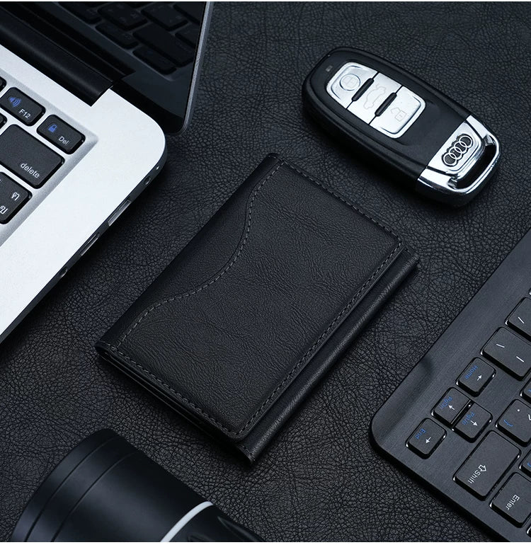 Bütün Apple iPhone modelləri ilə uyğun MagSafe maqnit telefon tutacağı və kart tutacağı. Çoxkartlı yuvası olan üçqat qatlanan çanta.