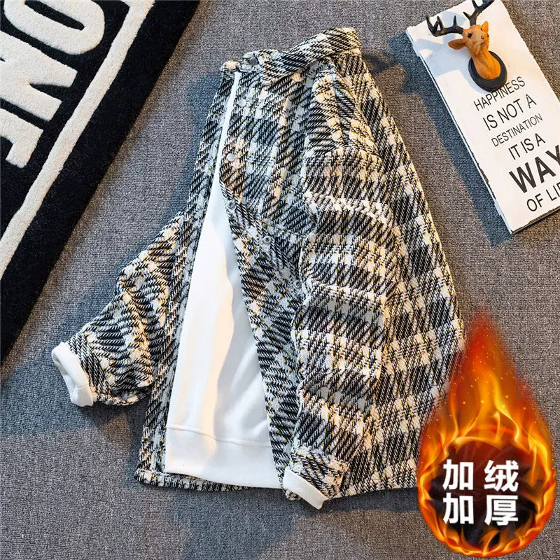 Chanel-dən ilhamlanmış, yaz və payız üçün mükəmməl olan, kişilər üçün qısa, geniş, gündəlik, çox yönlü yun palto. Həmçinin dəbli, yüksək səviyyəli dama-dama köynək daxildir.