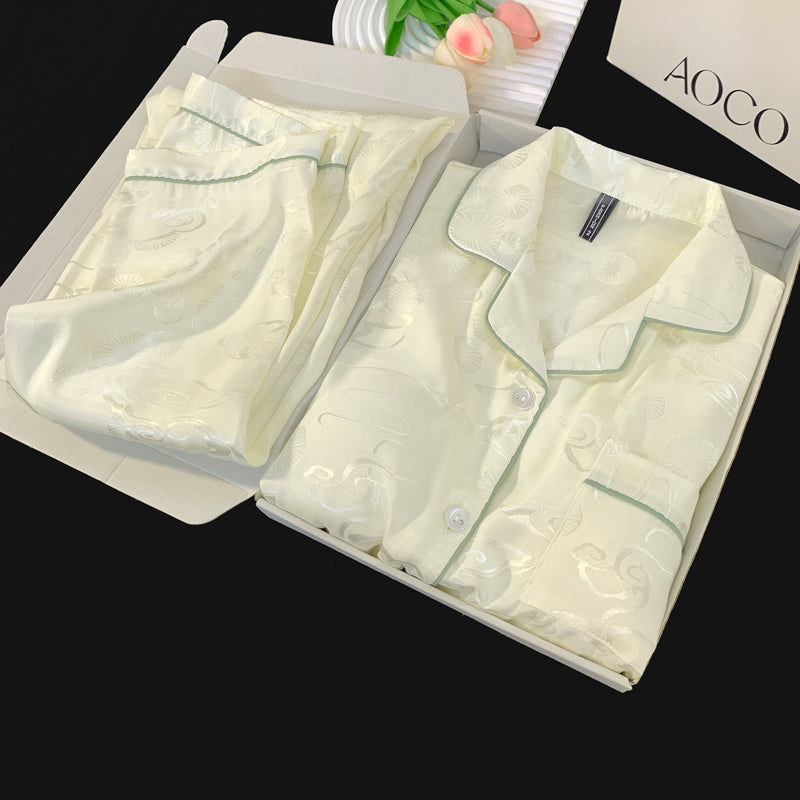 Yayda qadınlar üçün yüngül lüks və yüksək səviyyəli buz ipəkdən qısaqol pijama. Ağ Xiangyun döş yastığı və sərin ev geyimi olan üç hissəli dəst
