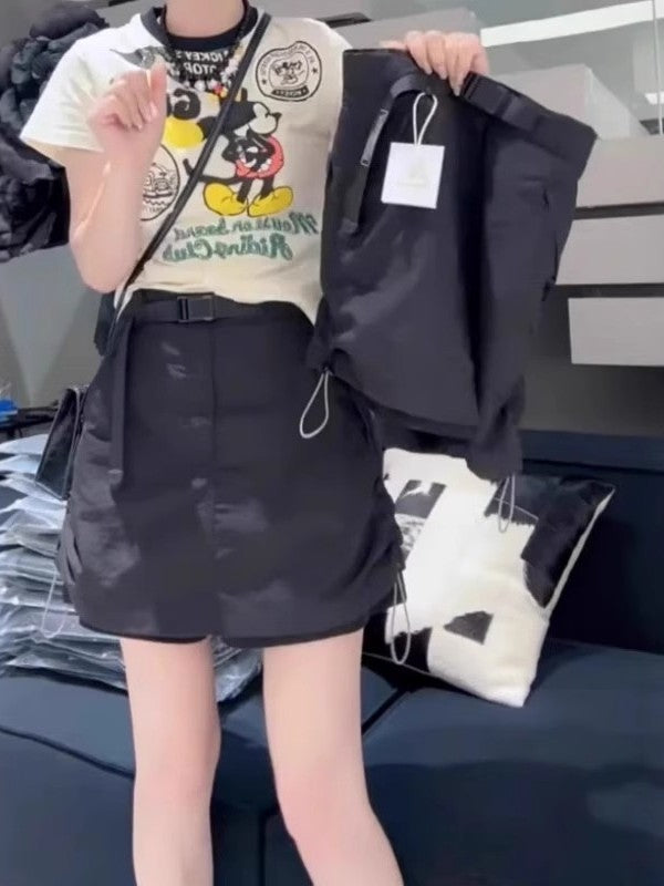 Qadınlar üçün qara rəngli karqo gündəlik şortları, yay üslubunda, nazik, böyük ölçülü, armud formalı bədən quruluşu üçün uyğundur, boş və arıqladıcı.