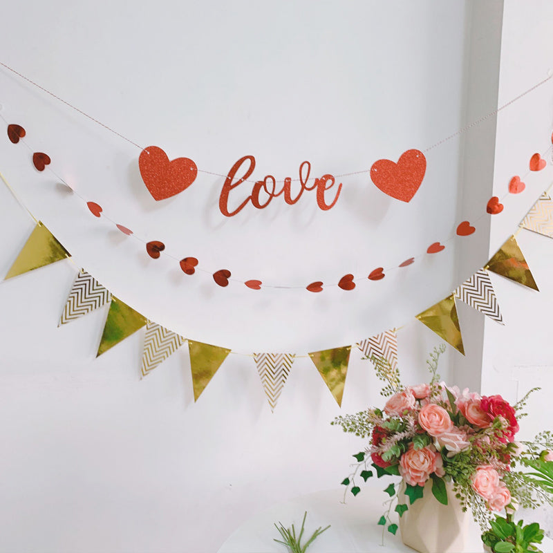 Creative and refreshing wedding room decorations: happy wedding letter banners, wedding decorations, meeting decorations and garlands.