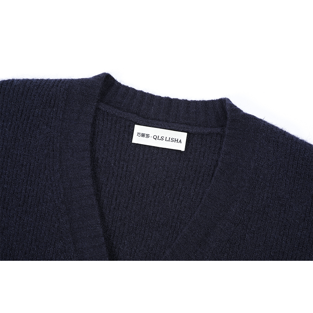 Cholisa boş hırka sviteri, payız və qış üçün şık və unikal trikotaj üst geyimi, rahat və zərif bir ab-hava yaradır.