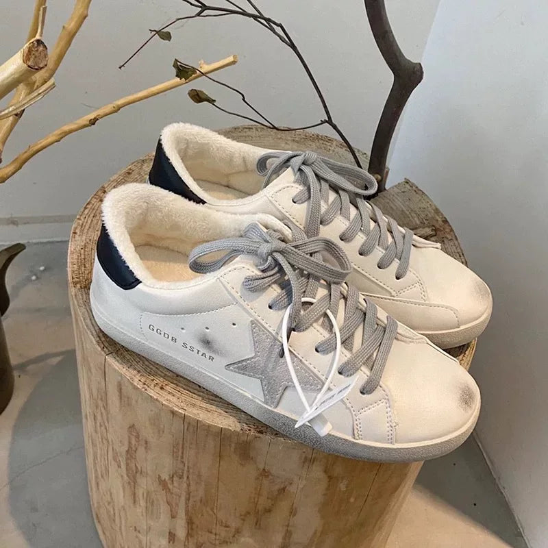 Qış üçün yun astarlı Koreya üslubunda dəbli, zədələnmiş dəri qadın orijinal dəri, zədələnmiş ulduzlu düz idman ayaqqabıları, retro ağ idman ayaqqabıları, çirkli idman ayaqqabıları