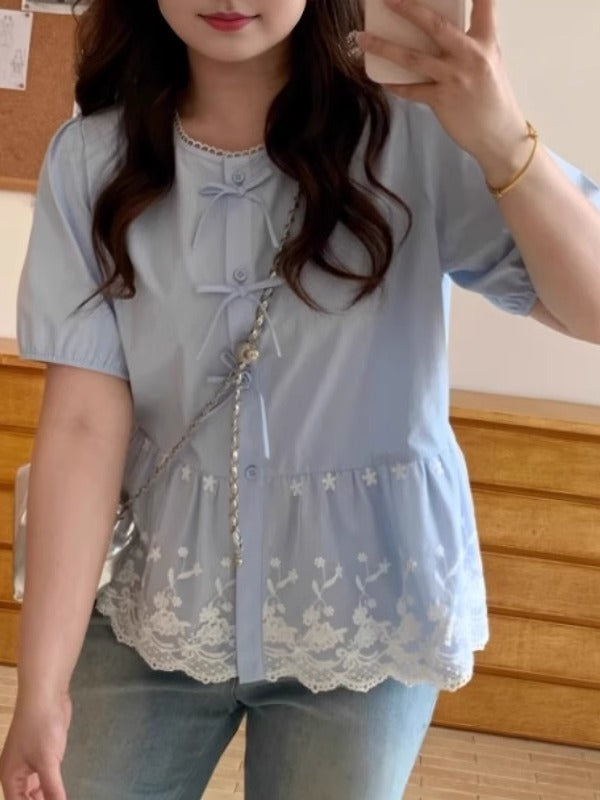 Böyük ölçülü qadın qısaqollu, bantlı və krujeva ətəkli köynək, yay üçün idealdır, əyri bədən quruluşlu qadınlar üçün isə arıqladan və belini sıxan.