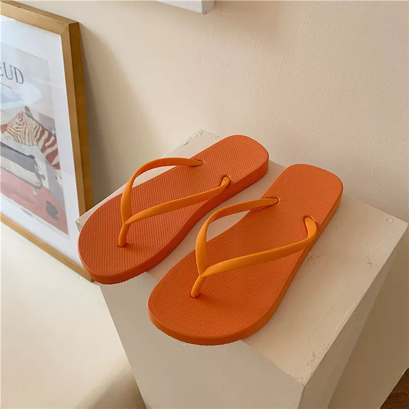 Flip-floplar yay modası yeni ev qapalı istirahət üçün düz sürüşməyən tətil üçün qadınlar üçün çimərlik flip-flopları
