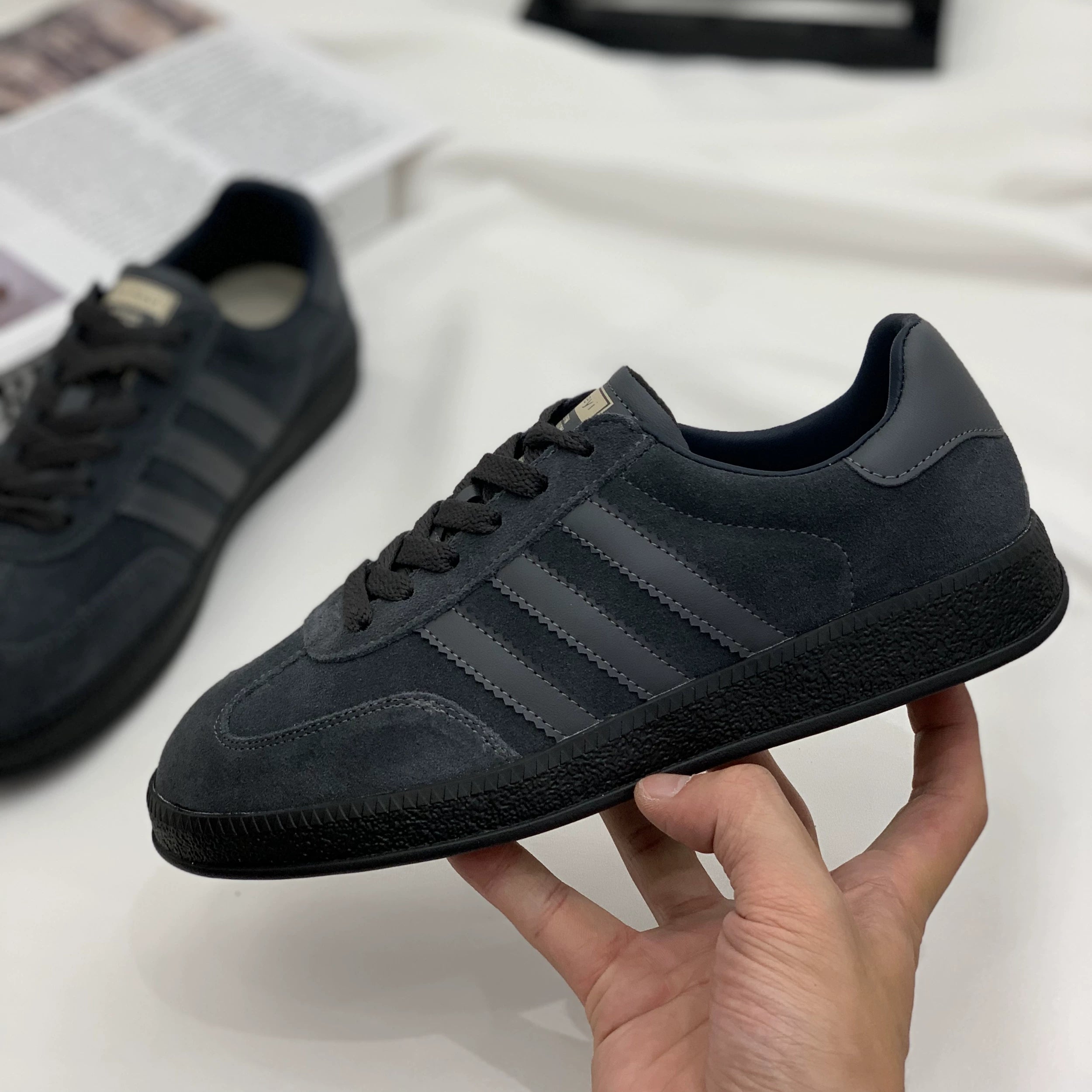 Avropa üslubunda orijinal dəri retro dumanlı boz alman idman ayaqqabıları qadın 2025 payız yeni gəlişi çox yönlü yüngül klassik təsadüfi idman ayaqqabıları